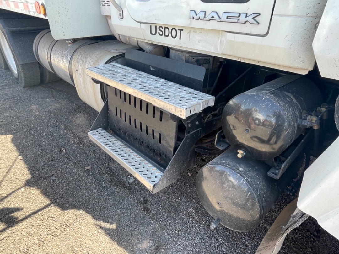 2015 MACK PINNACLE CHU613 - Image 9